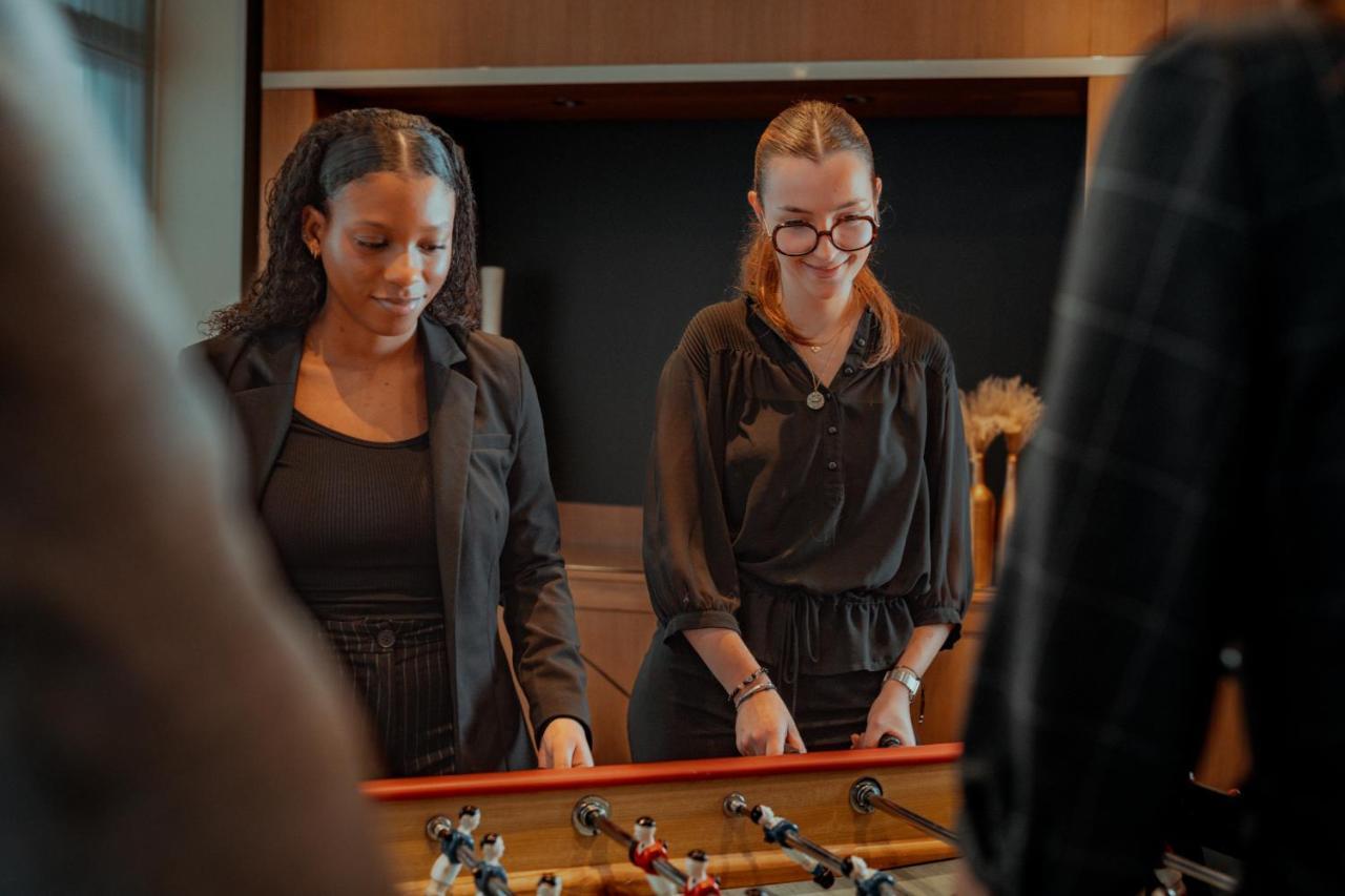 Nest Paris La Defense - Mgallery Пюто Екстер'єр фото Two women playing table football
