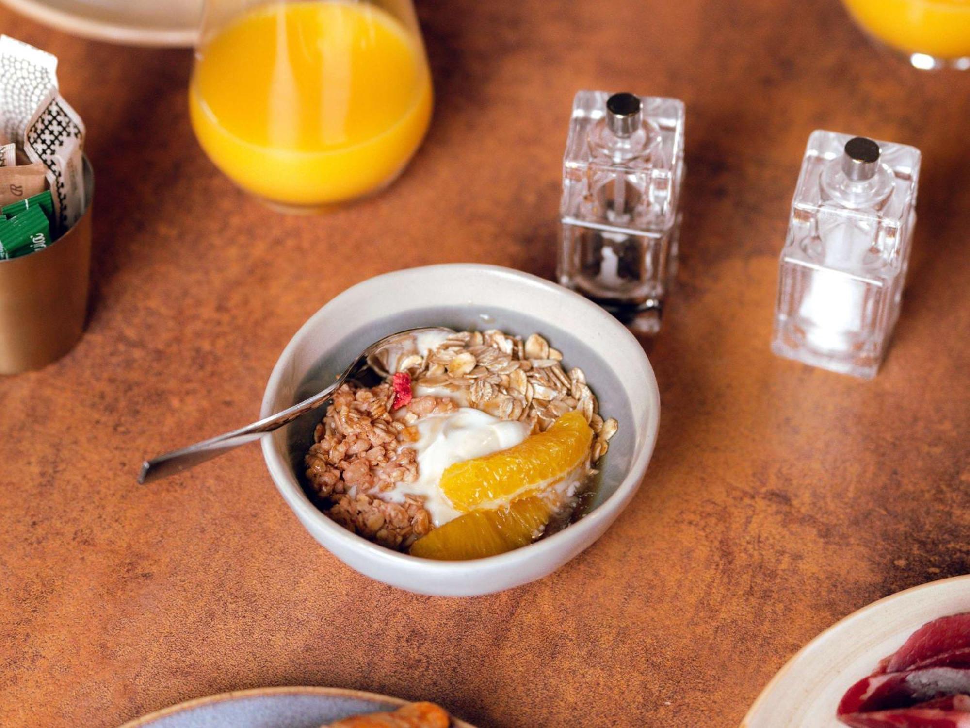Nest Paris La Defense - Mgallery Пюто Екстер'єр фото A bowl of muesli with yoghurt and fruit